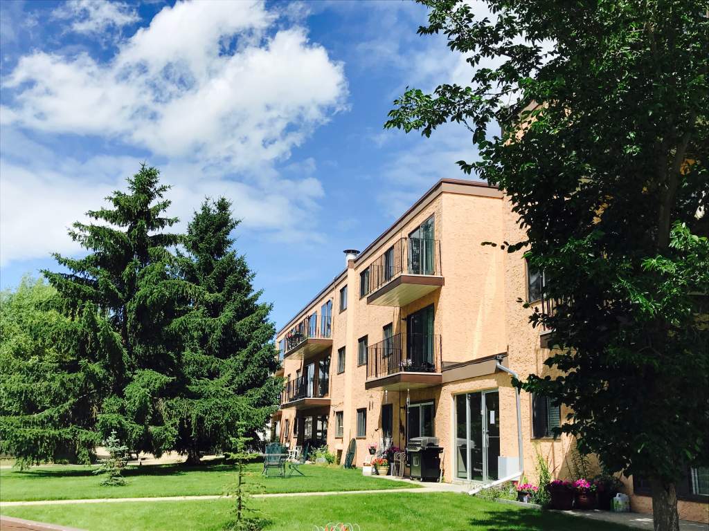 Lovely and Large Renovated Suites Blackmud Properties