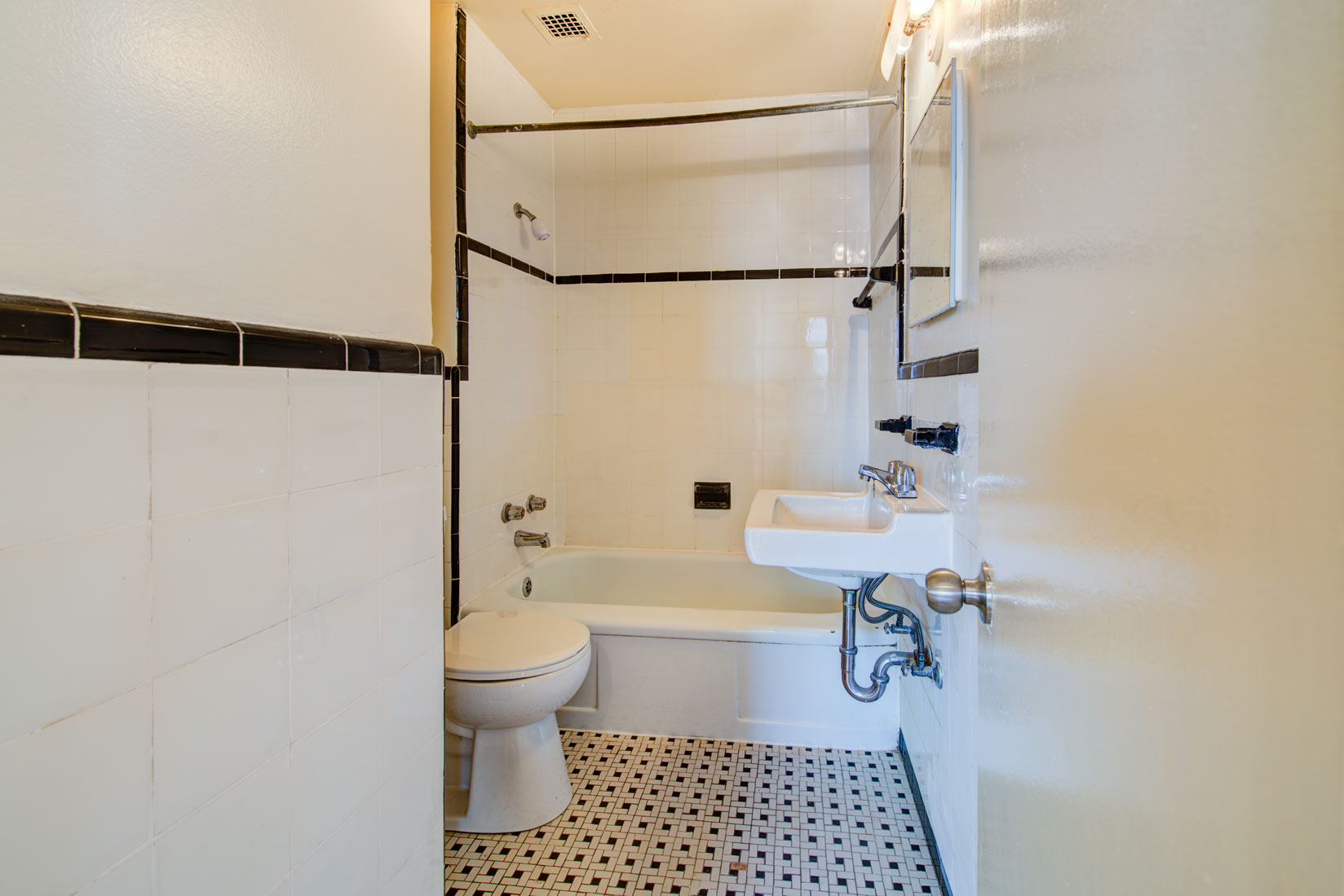 Bathurst & Wilson Apartments Toronto Compten