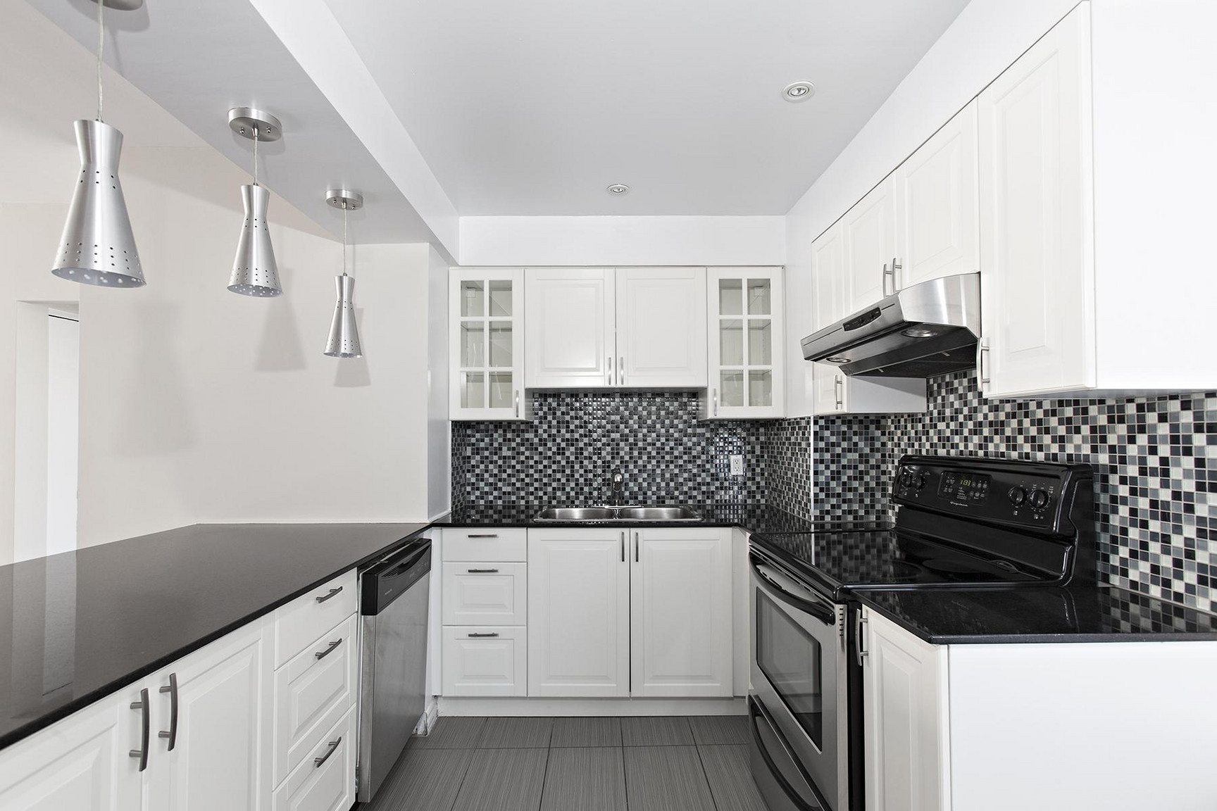 1745 Avenue Cedar — photo 1