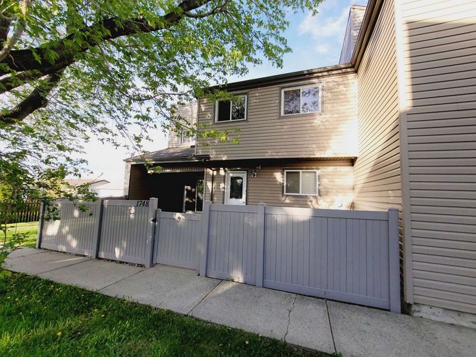 1748 Lakewood Road South NW