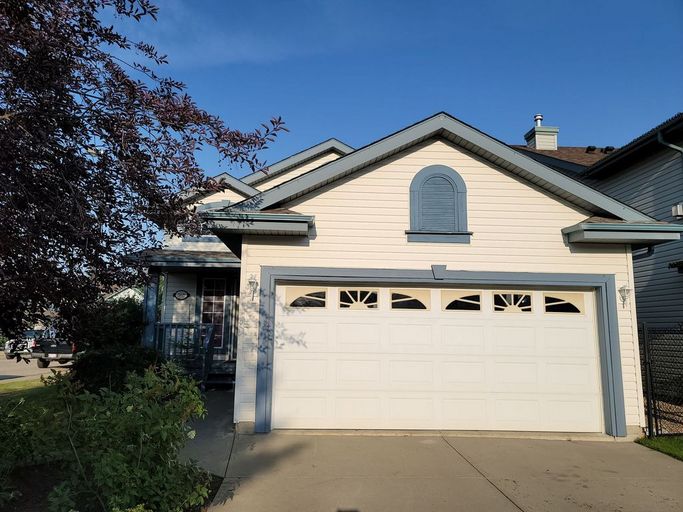568 Glenwright Crescent NW