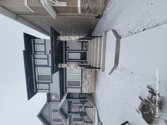 4582 Warbler Loop NW