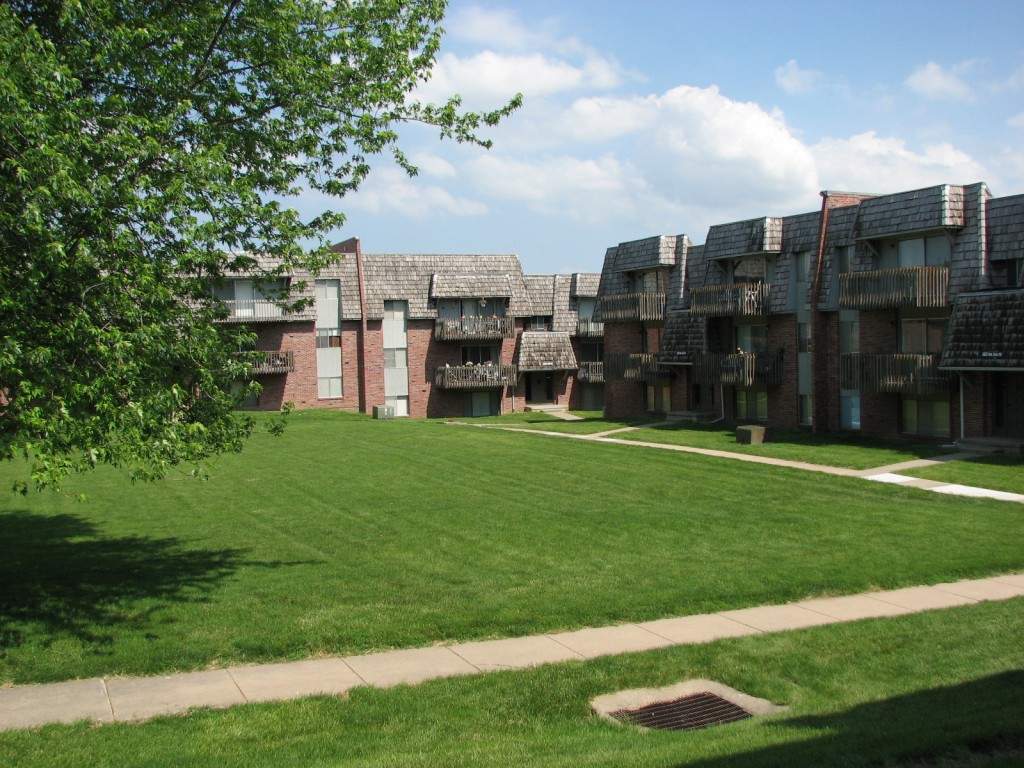 Apartments & Townhomes in Omaha, NE The Pines at Q Plaza