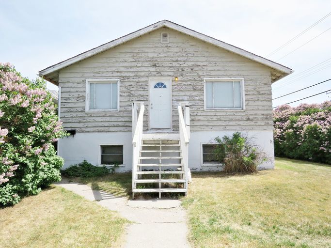 2 BEDROOM + 1 BATH | MAIN FLOOR UNIT IN FOREST LAWN  Featured Properties