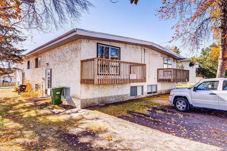 Spacious 3 Bedroom Bilevel Unit with Laundry in Southview