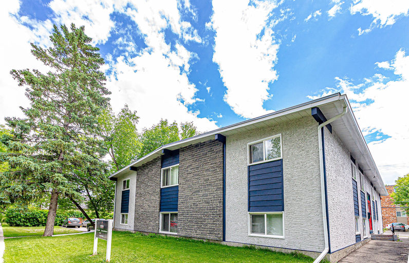 Crescent Heights Studio w/ Full Kitchen &amp; AMAZING Location!
