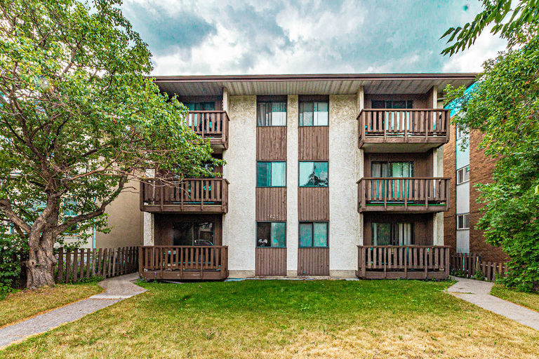 SPACIOUS Sunalta 2 Bed/1 Bath w/ Dishwasher, Balcony, &amp; Tons of storage!