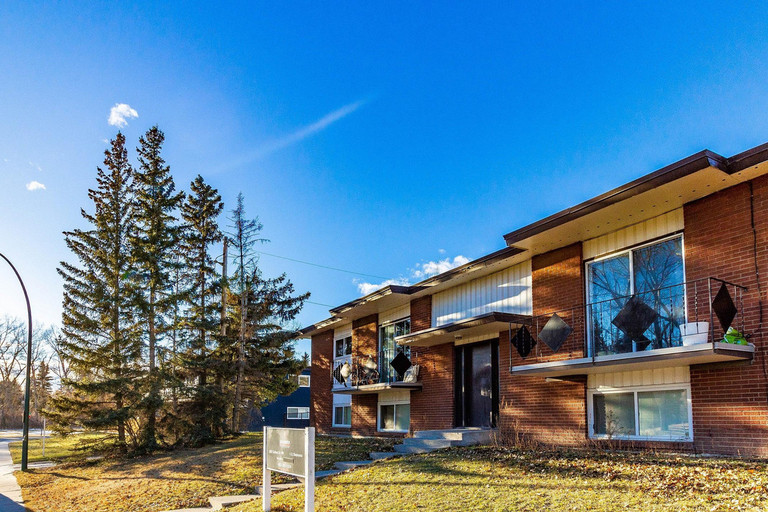 COZY 2 BED/1 BATH UPPER UNIT ACROSS FROM GOLF COURSE AT A GREAT PRICE! Featured Properties