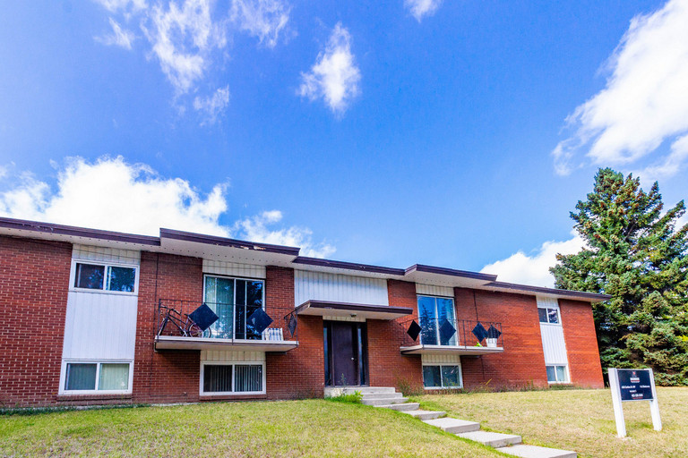 COZY 2 BED/1 BATH LOWER UNIT ACROSS FROM GOLF COURSE AT A GREAT PRICE! Featured Properties