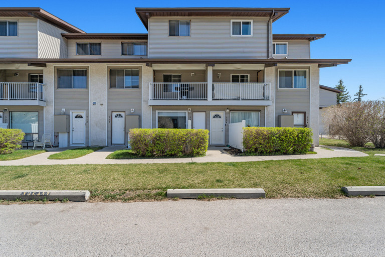 PET FRIENDLY!! 2 Bedroom Condo/Townhouse in Braeside - Available July 1st!
