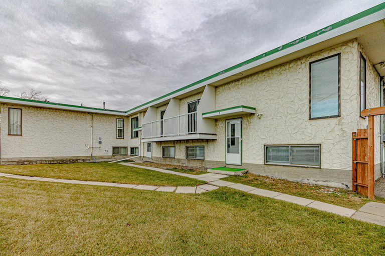 Bright 2 Bedroom/1 Bathroom Townhouse!