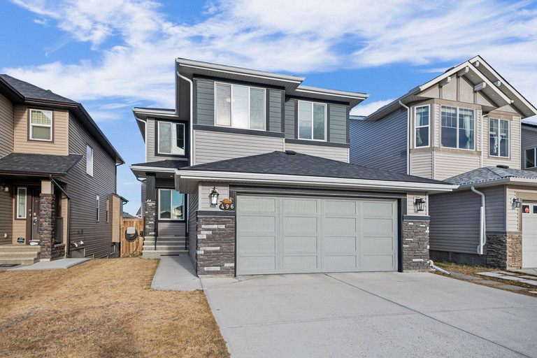 BEAUTIFUL MAIN FLOOR IN PANORAMA WITH BONUS ROOM AND DOUBLE GARAGE!