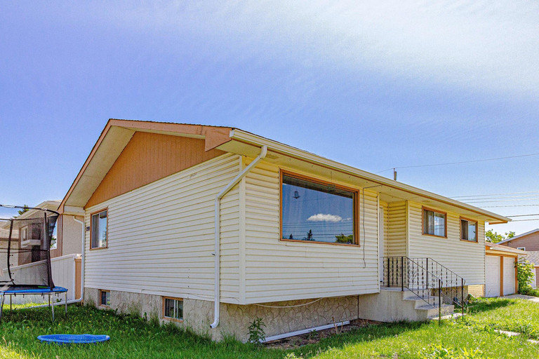 upper 230 dovercliffe way se Featured Properties