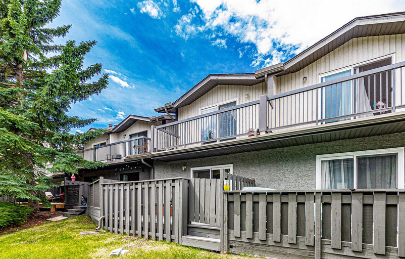 Spacious 3 Bed Townhouse in a Peaceful, Charming Community! Featured Properties