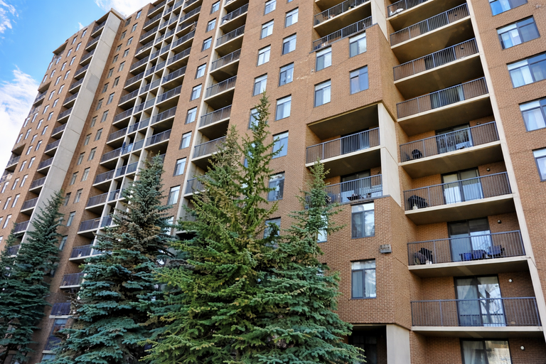 Beautiful Views From 2 Bedroom Condo with Pool/Sauna/Gym and close to U of C!