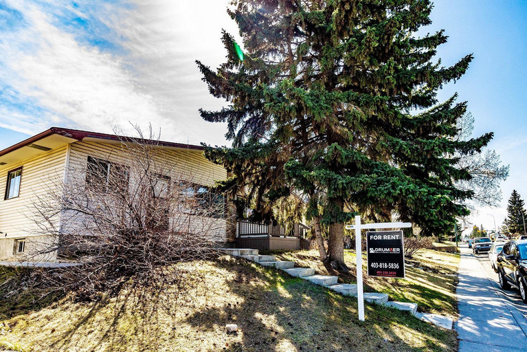 Beautiful SW Calgary Home – Comfort, Space &amp; Convenience! Featured Properties