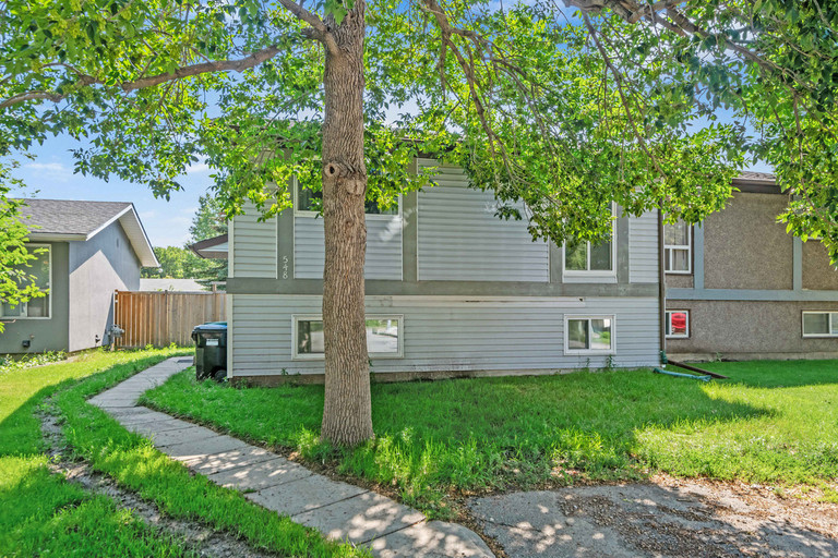 Bright &amp; Spacious Upper Main Unit in Whitehorn