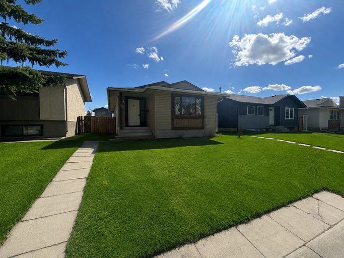 Charming Castleridge Home | Sun-Filled Living | Backyard Fire Pit for Cozy Nights