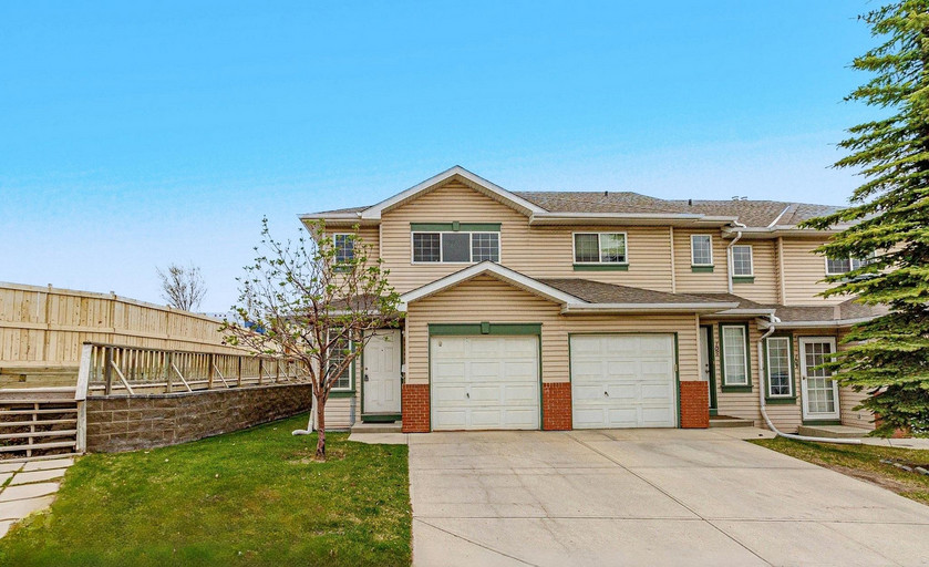Stunning 2 Bedroom + Den Townhouse w/ Single Car Garage in Country Hills!