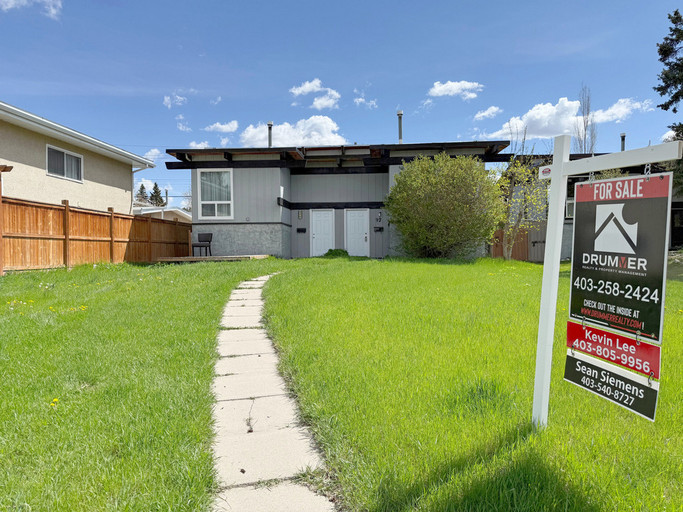 Well maintained, bilevel-style duplex. NO CONDO FEES!!
