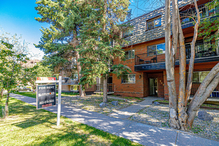 Amazing Sunnyside 2 Bedroom w/ Spacious Layout &amp; the Best Location!  