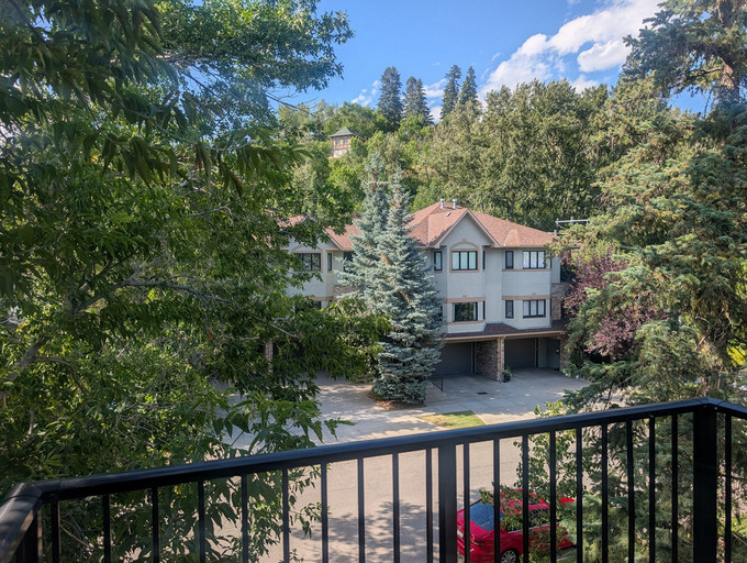 NEW LUXURY FLOORING! Sunnyside 2 Bedroom w/ Spacious Layout & the Best Location!