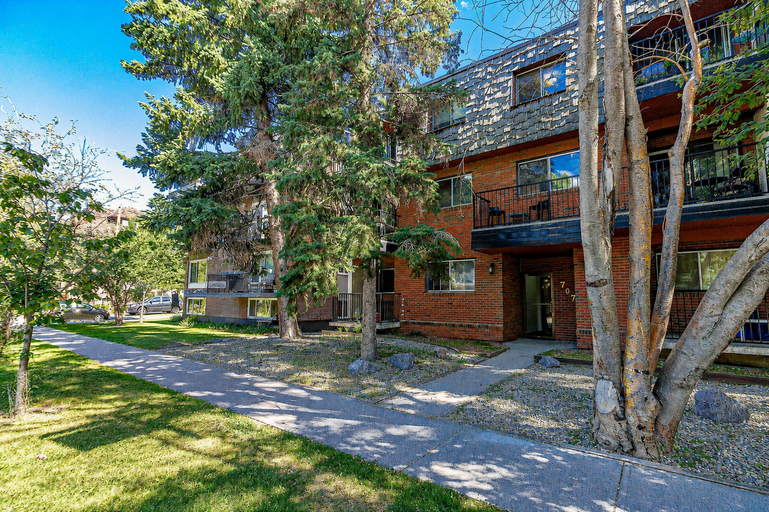 NEW LUXURY FLOORING! Sunnyside 3 Bedroom/1 Bathroom Walking Distance to Memorial!