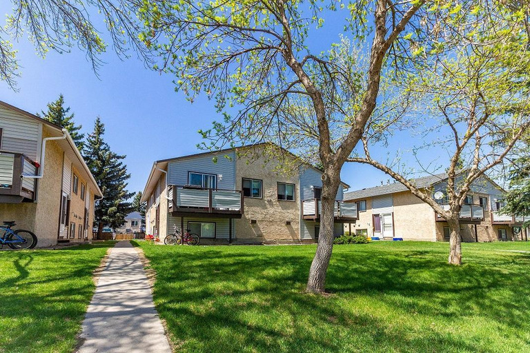 LARGE 3 BEDROOM FOURPLEX - RIVERTOWN  OKOTOKS Featured Properties