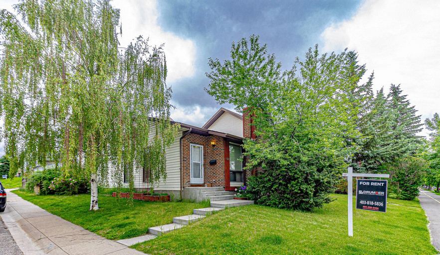 BEAUTIFUL + SPACIOUS 3 Bed, 2.5 Bath + Den! Ranchlands Home in a Great Location! Featured Properties