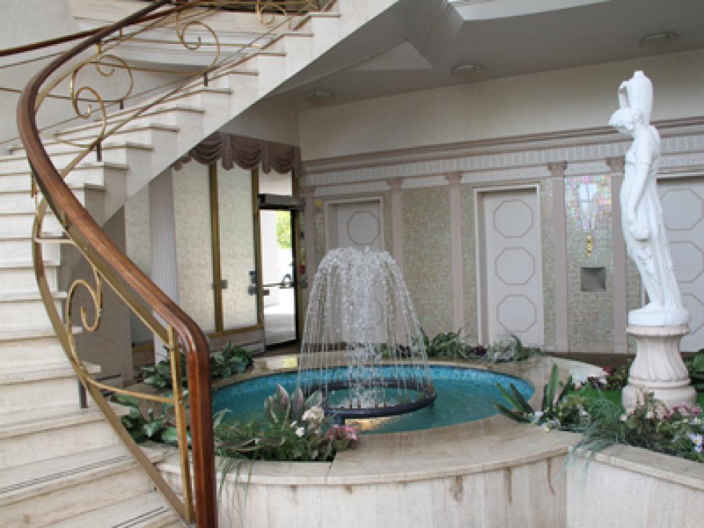 Fontainebleau Apartments Effort Trust