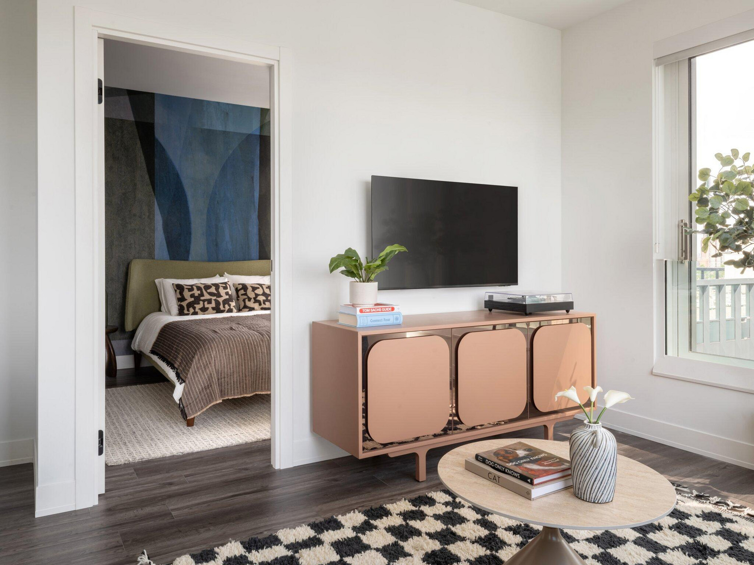 Marlow Central Tower: Suite Bedroom & Living Room