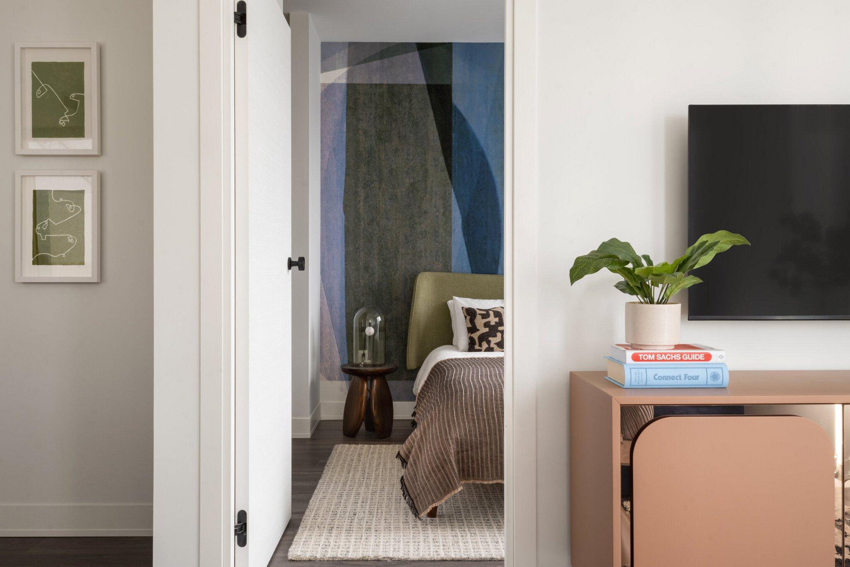 Marlow Central Tower: Suite Bedroom & Living Room
