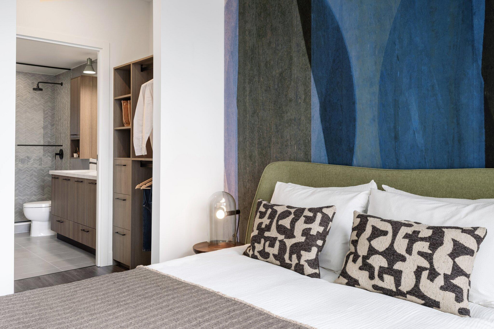 Marlow Central Tower: Suite Bedroom & Bathroom