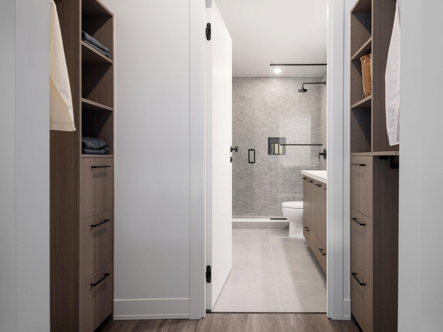 Marlow Central Tower: Suite Walk-In Closet & Bathroom