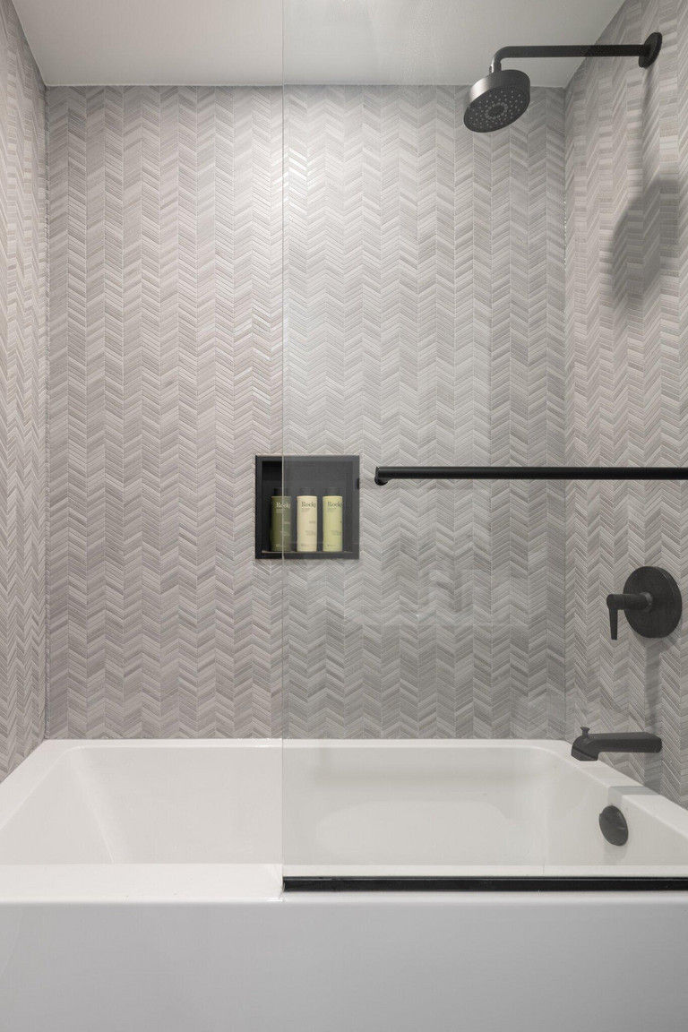 Marlow Central Tower: Suite Bathroom Soaker Tub