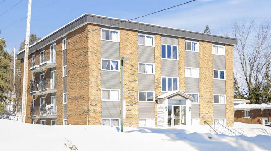 96 Boul. du Mont-Bleu l'image sélectionnée