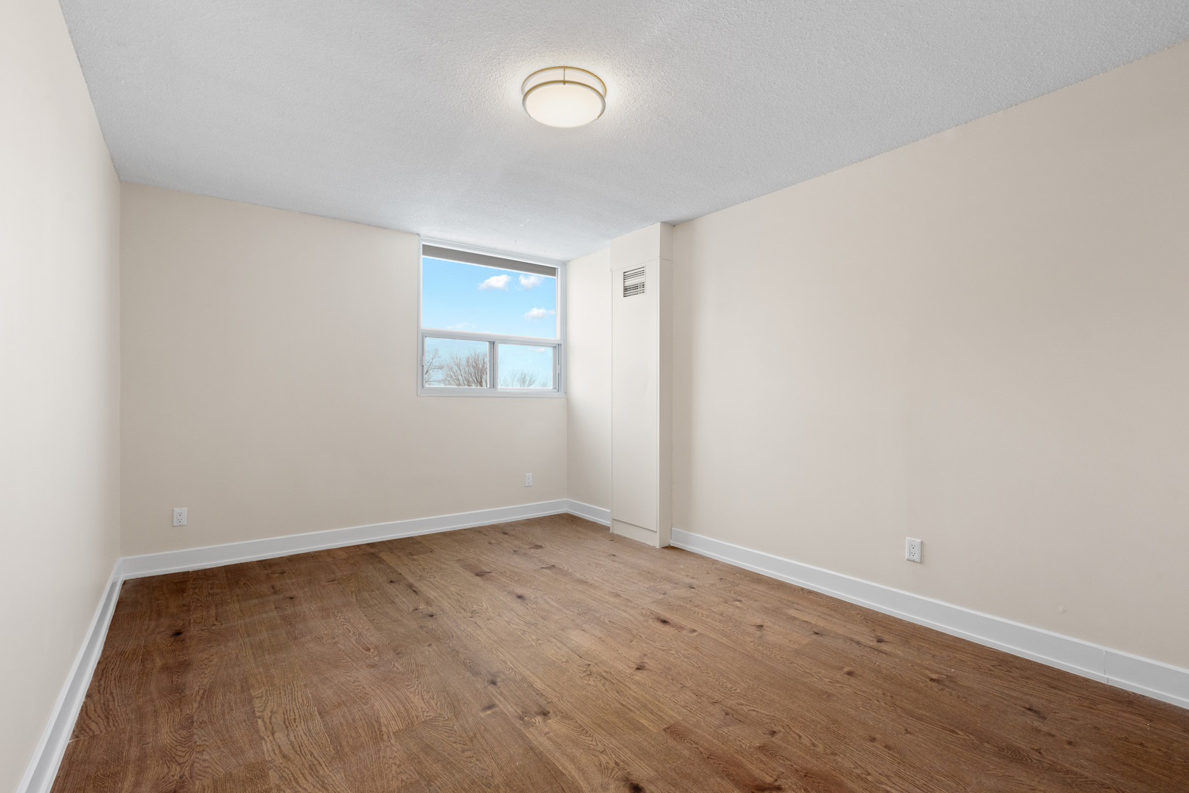 Ottawa Apartments for Rent at Greenbank Road and Baseline Road Homestead