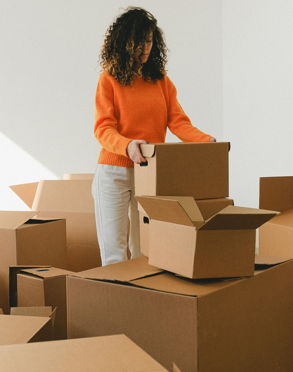 <h2><span>7</span><strong>HELPFUL TIPS</strong><br>TO MAKE <br>MOVING DAY <br>EASIER</h2><p></p> Image