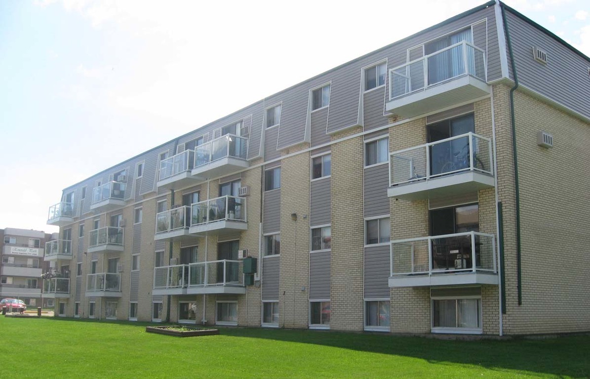 Meadow Green Apartments 517 521 Ave. X South Mainstreet