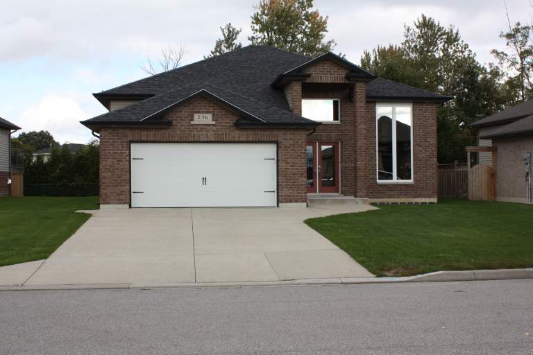 Houses for Rent 236 Clairwood Cres, Corunna, ON