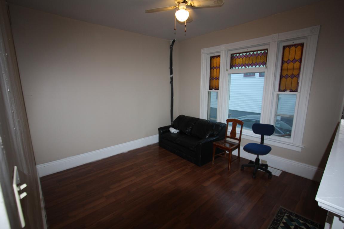 Apartments For Rent (Bachelor) 111 Brock St S, Sarnia, ON Mutual