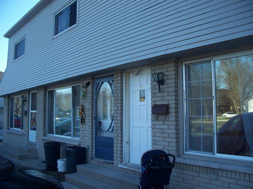 Townhouses for Rent (3 Bedroom) 451 Lyndoch St, Corunna, ON Mutual