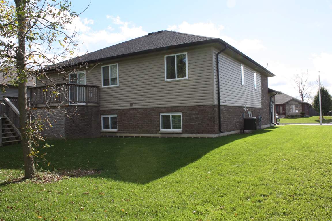 Houses for Rent 236 Clairwood Cres, Corunna, ON