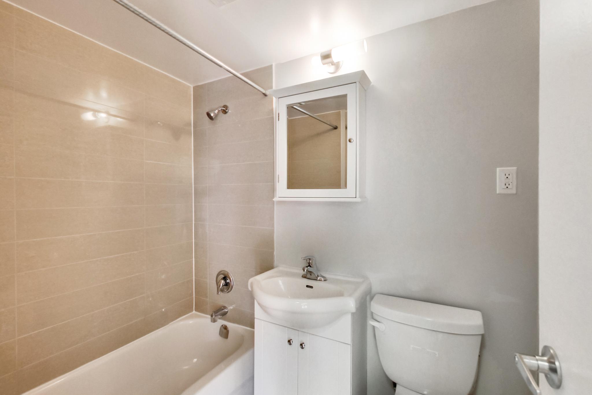 Apartment for rent at 680 Roselawn Avenue (Chaplin Cres. & Roselawn Ave