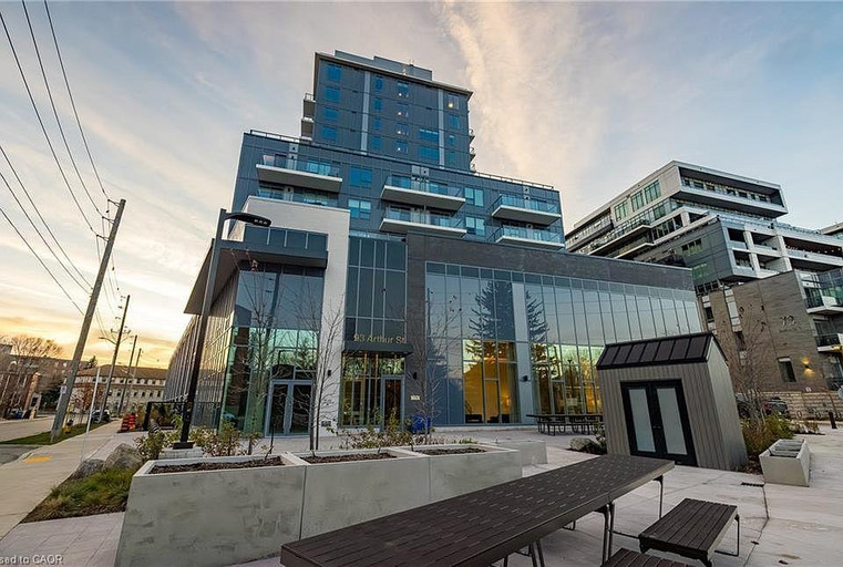 93 Arthur Street South 805