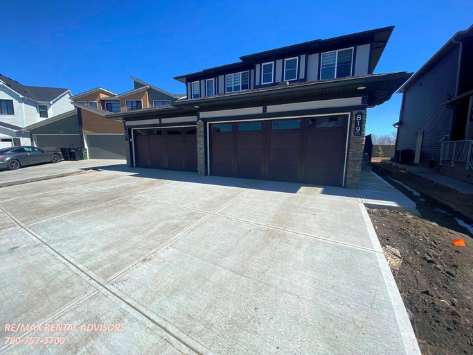  UPPER 819 Rowan Close Southwest