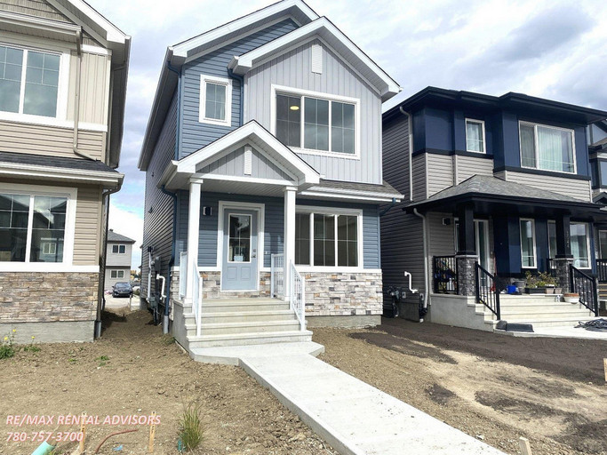 UPPER 1048 14 Avenue Northwest