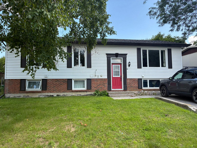 50 Fringewood Drive (Upper Floor Only) - Available from September 1st 2026