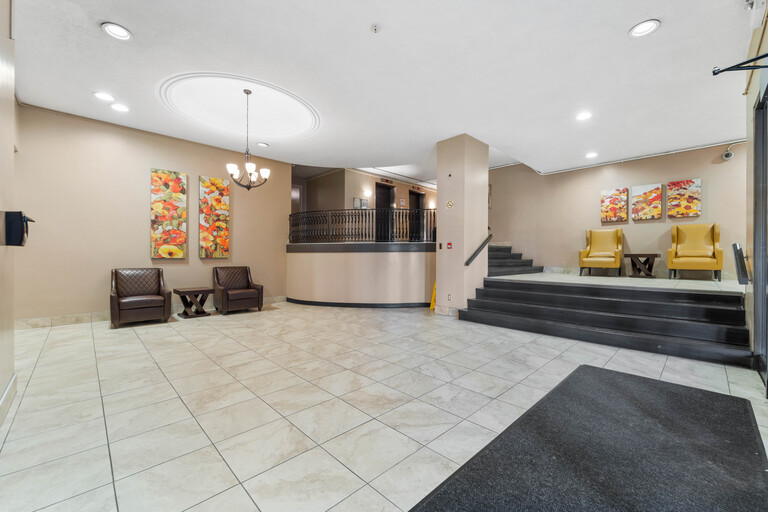 Regency Colonade Apartments