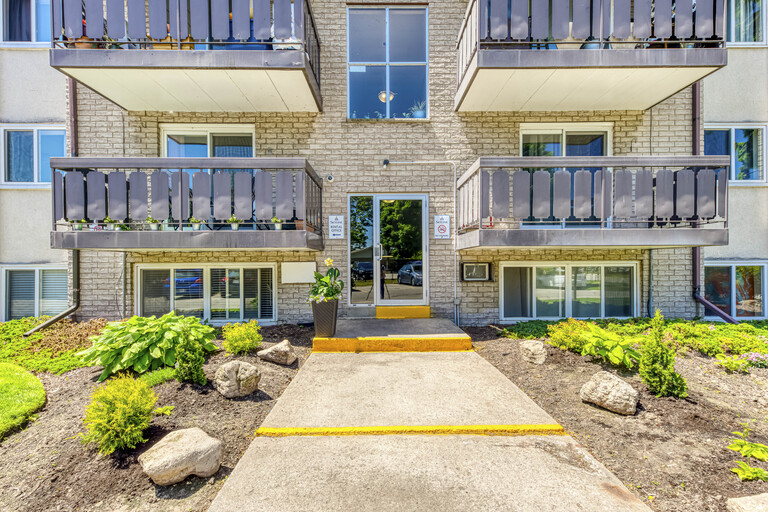 Lakeside Gardens Apartments